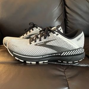 Brooks adrenaline GTS 22 Women’s 11